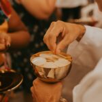 Proposition donner la Communion - Photo by Thays Orrico