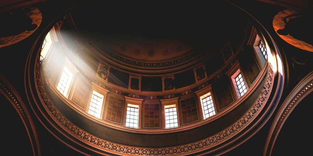 La prière de l’Église - Photo by Chris Reyem