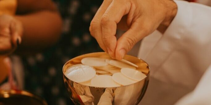 Proposition donner la Communion - Photo by Thays Orrico