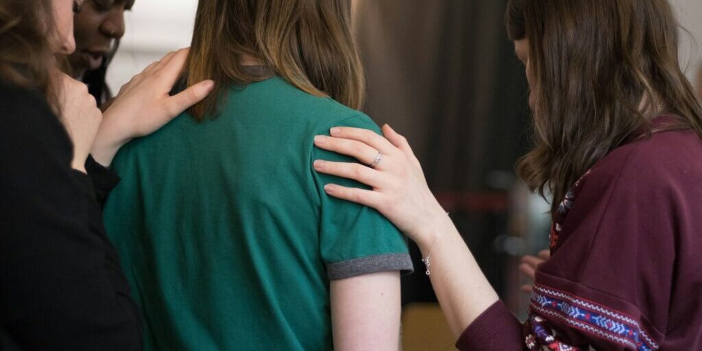 La prière se vit d’abord en communauté - Photo by Rosie Sun